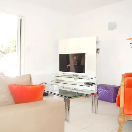 Avec Piscine & Jardin A Villa *