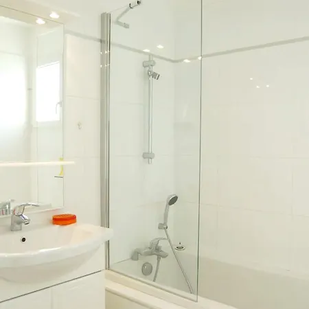 Avec Piscine & Jardin A Villa *