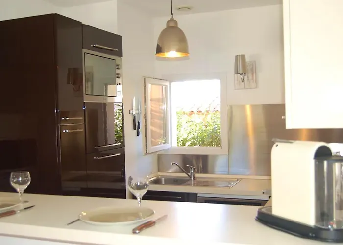 Villa Avec Piscine & Jardin A *