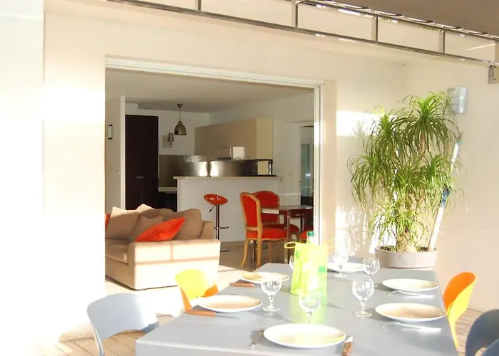 Avec Piscine & Jardin A Villa *