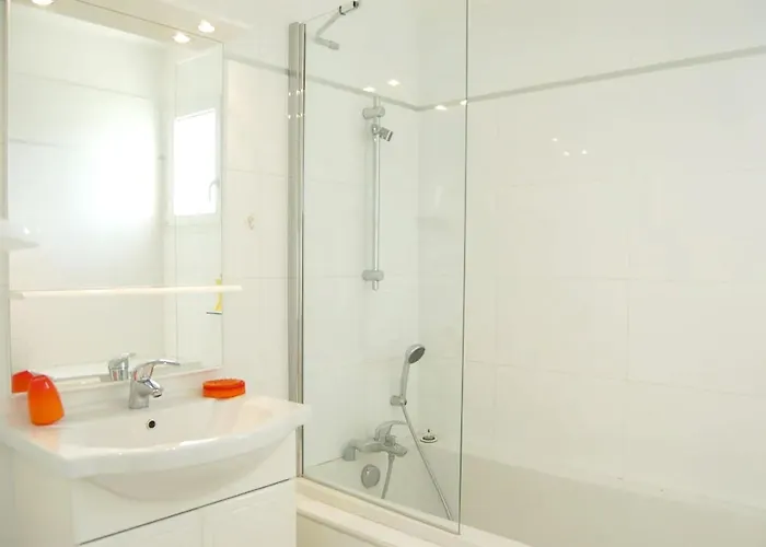 Avec Piscine & Jardin A Villa *